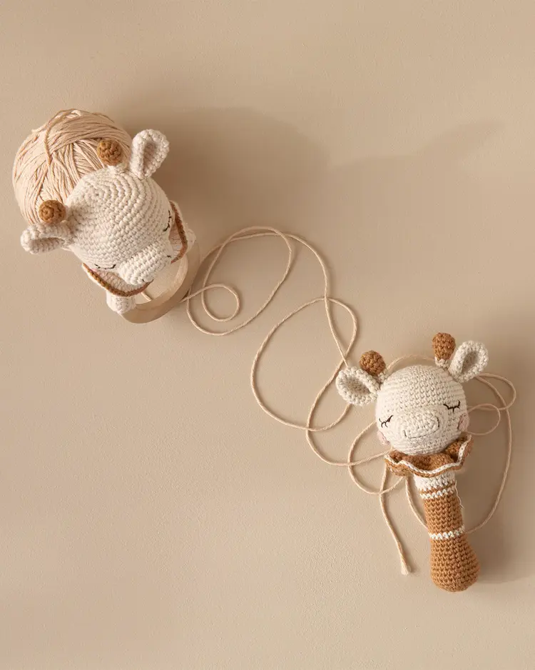 Patti Oslo Goldie De Giraf Rammelaar - Cream/Caramel With Bell