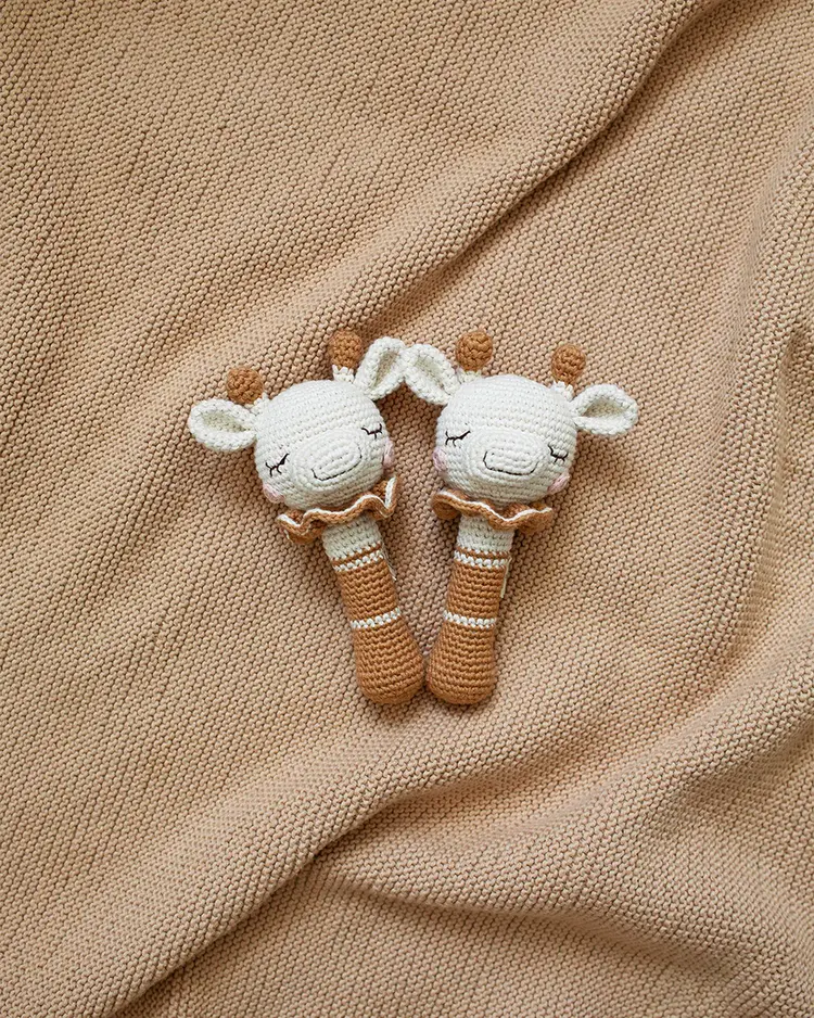 Patti Oslo Goldie De Giraf Rammelaar - Cream/Caramel With Bell