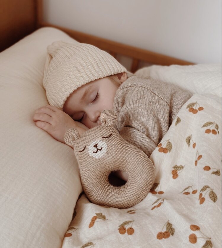 Main Sauvage Rattle - Teddy Sand