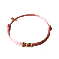 Satijnkoord armband met ringen licht roze