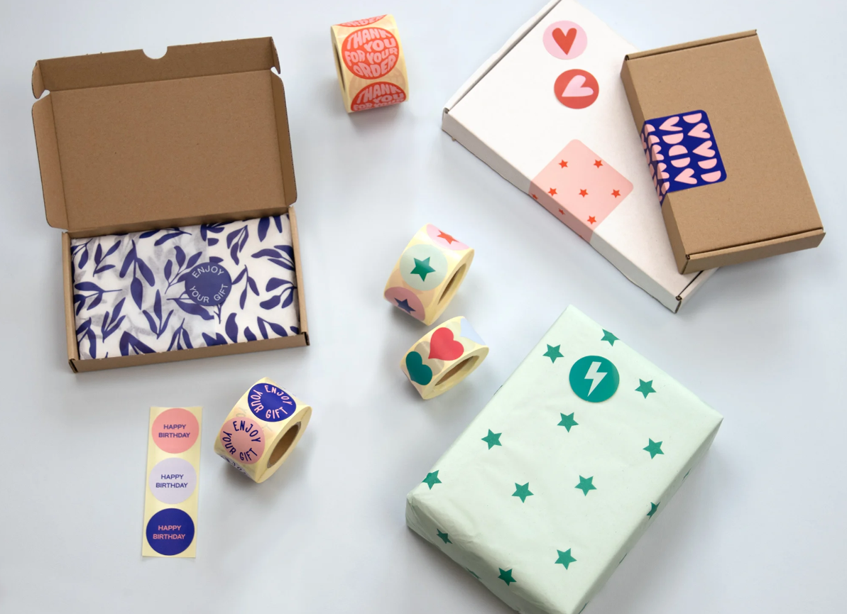 4 Möglichkeiten zur Verwendung von Aufklebern für Ihre Versandverpackungen