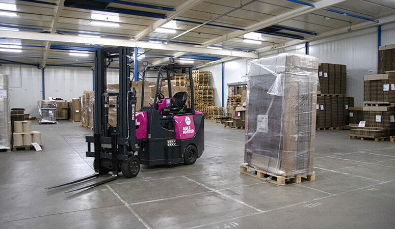 Ein Blick ins Innere des Unternehmens Rotim Packaging; die Logistikabteilung