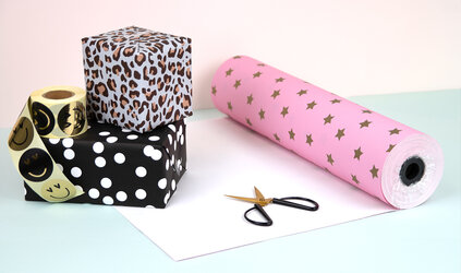 Geschenkpapier für Ihren Laden oder Webshop: Ein Leitfaden zu Dessins, Rollenformaten und luxuriöser Präsentation