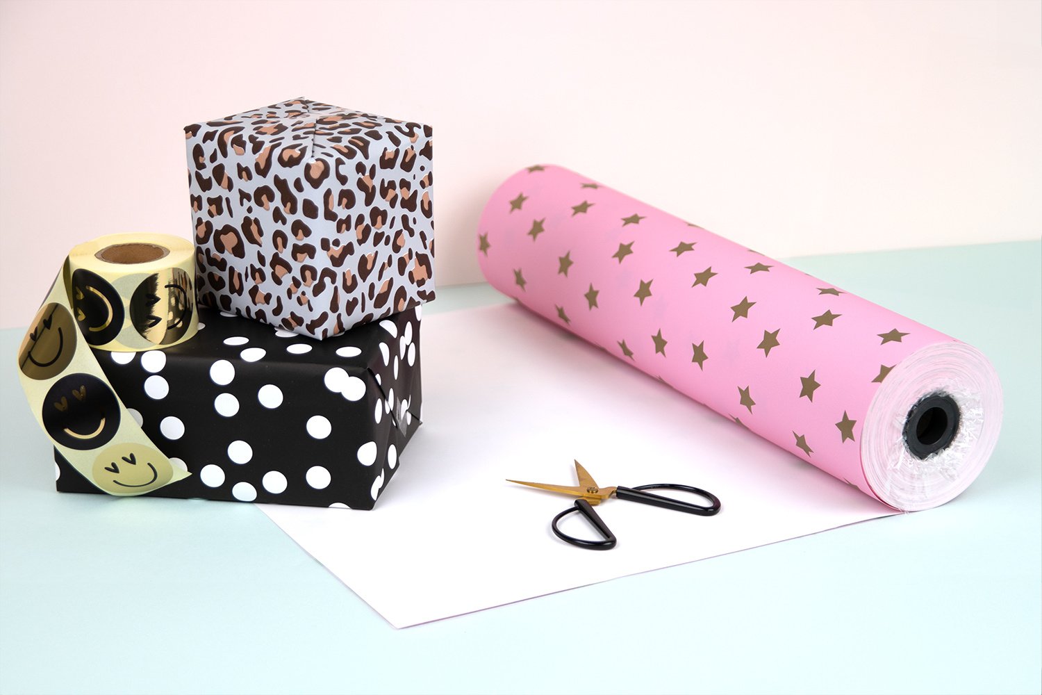 Geschenkpapier für Ihren Laden oder Webshop: Ein Leitfaden zu Dessins, Rollenformaten und luxuriöser Präsentation