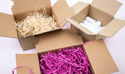 Polstermaterial wählen: Produkte schützen mit Papierschnipseln oder Holzwolle
