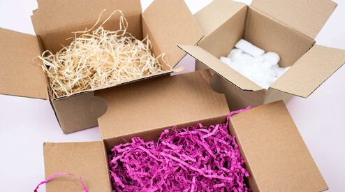 Polstermaterial wählen: Produkte schützen mit Papierschnipseln oder Holzwolle