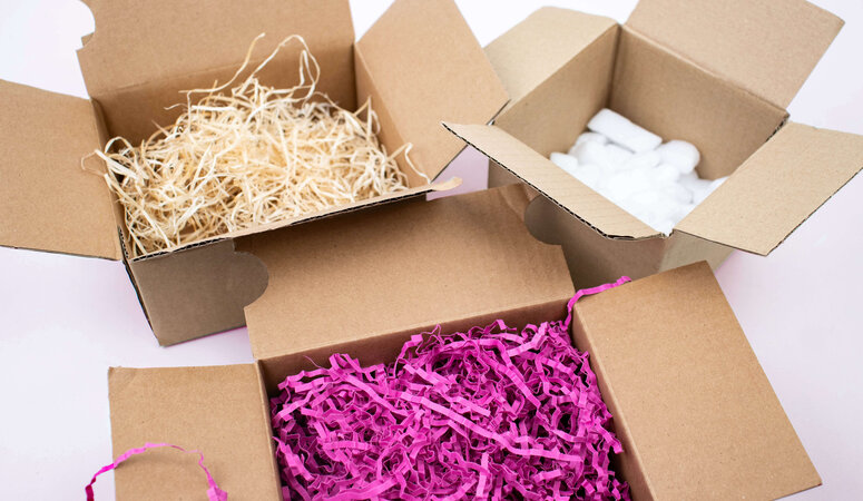 Polstermaterial wählen: Produkte schützen mit Papierschnipseln oder Holzwolle
