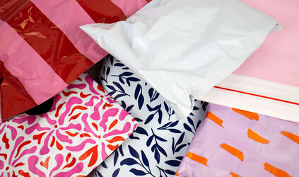 Versandtaschen für Webshops: Die Wahl zwischen Papier- und Plastik Versandtaschen