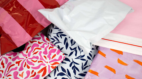 Versandtaschen für Webshops: Die Wahl zwischen Papier- und Plastik Versandtaschen