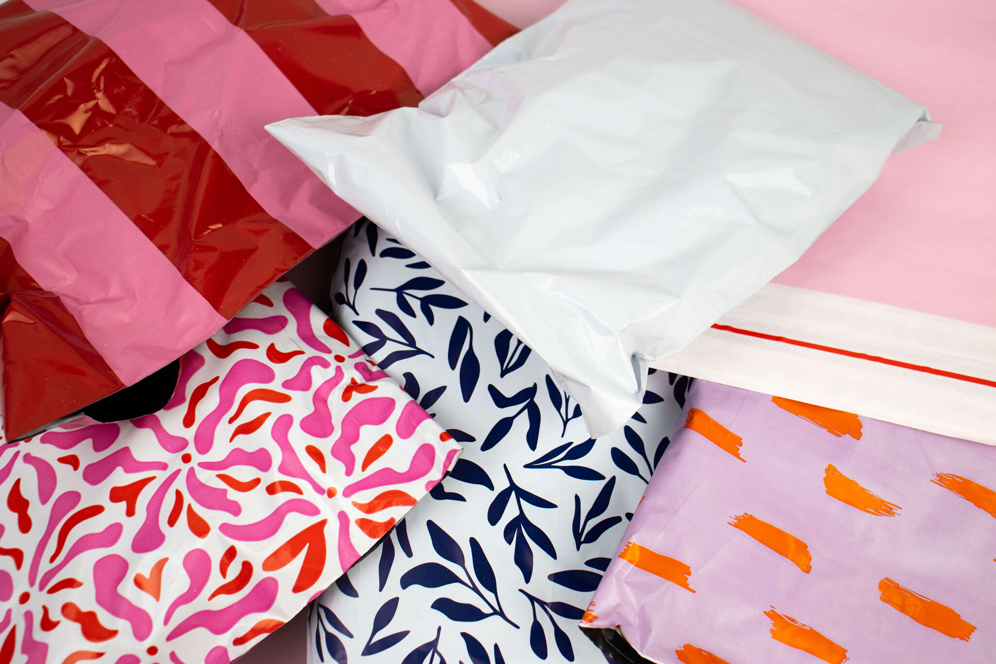 Versandtaschen für Webshops: Die Wahl zwischen Papier- und Plastik Versandtaschen