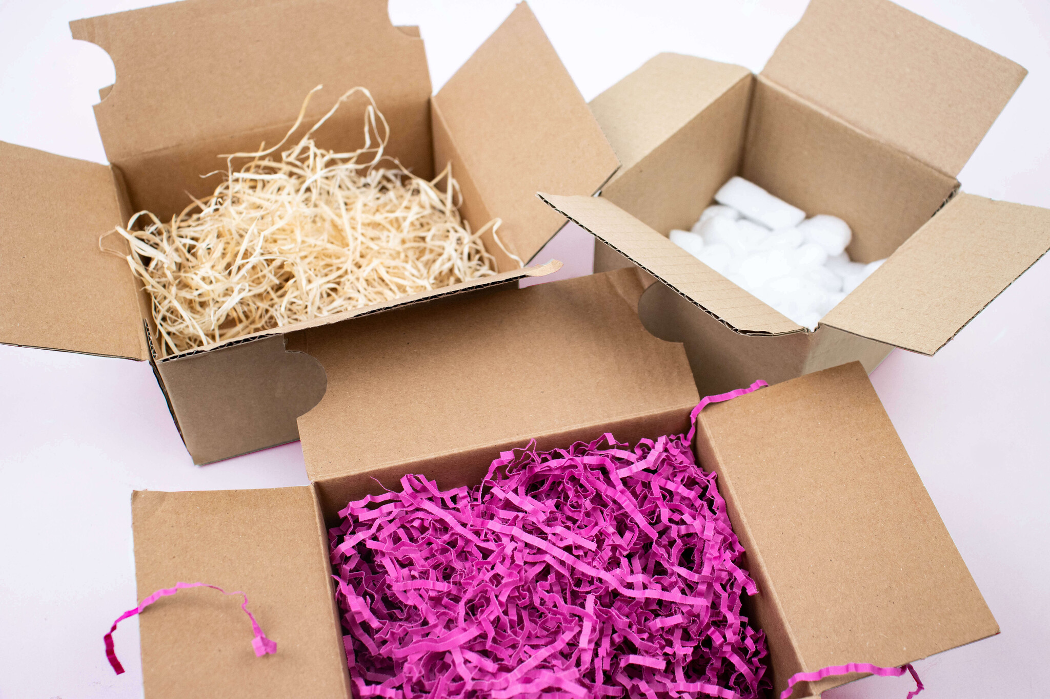 Opvulmateriaal kiezen: Producten beschermen met papiersnippers of houtwol