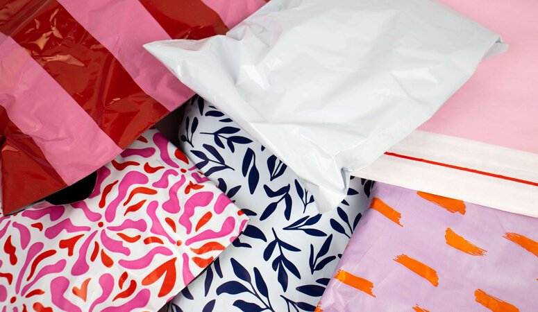 Verzendzakken voor webshops: De keuze tussen papieren en plastic verzendzakken