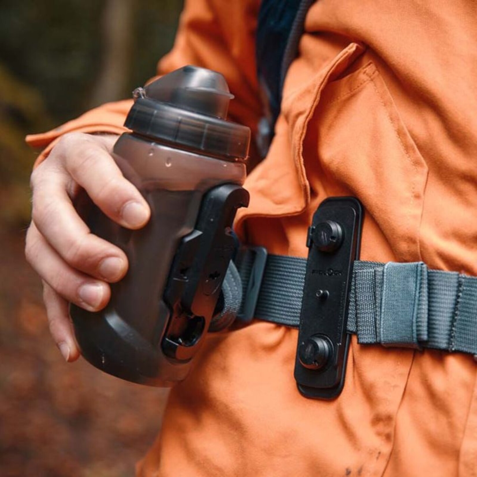 Fidlock MAGNETIC-MECHANICAL BOTTLE HOLDER FOR VERTICAL AND HORIZONTAL STRAPS