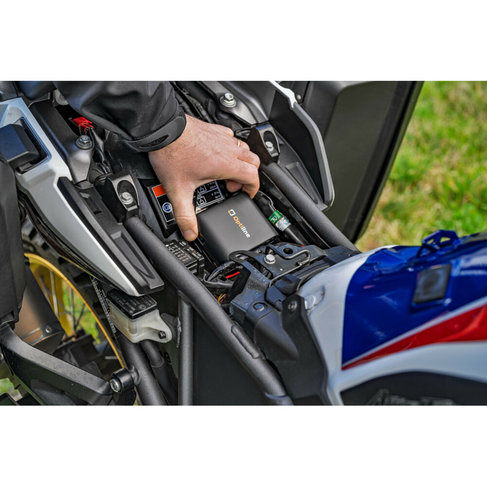 Lampa Aircore, portable mini electric compressor compatible with cars, motorcycles, bicycles, and sports balls