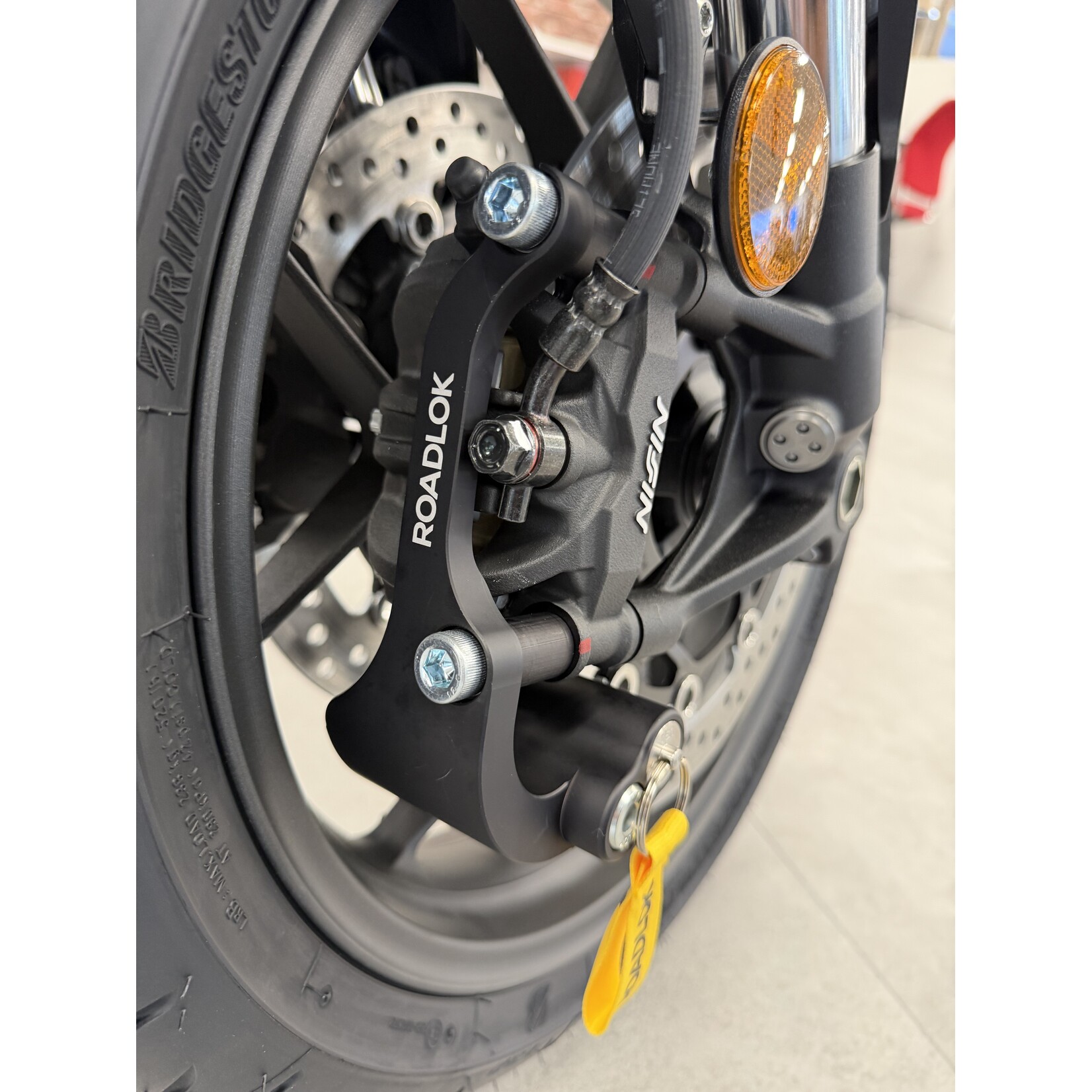 Roadlok ROADLOK XRA-C100R Geïntegreerd schijfremslot voor Honda 100 mm radiale remklauwen met offset-brug, rechterzijde, geanodiseerd