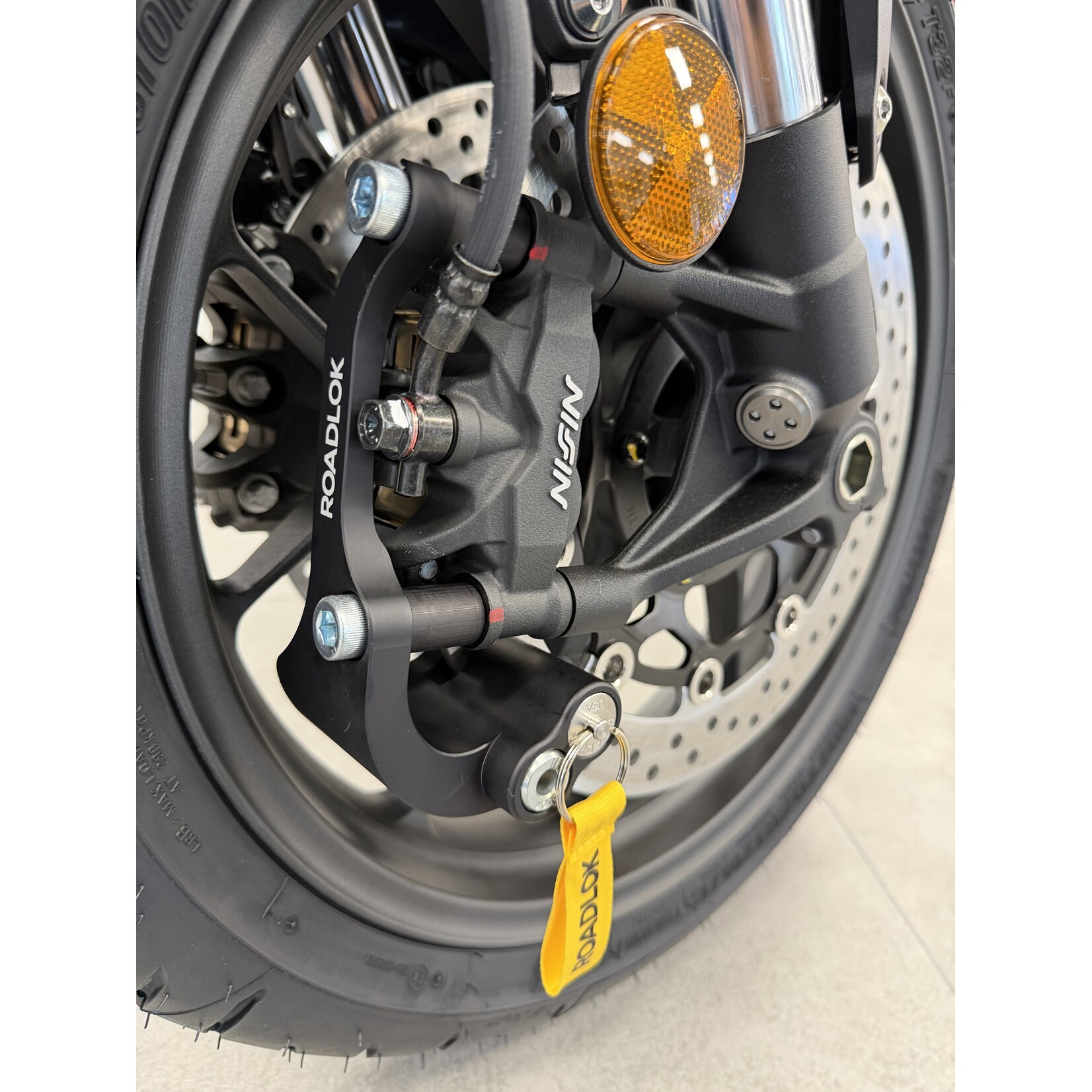 Roadlok ROADLOK XRA-C100R Geïntegreerd schijfremslot voor Honda 100 mm radiale remklauwen met offset-brug, rechterzijde, geanodiseerd