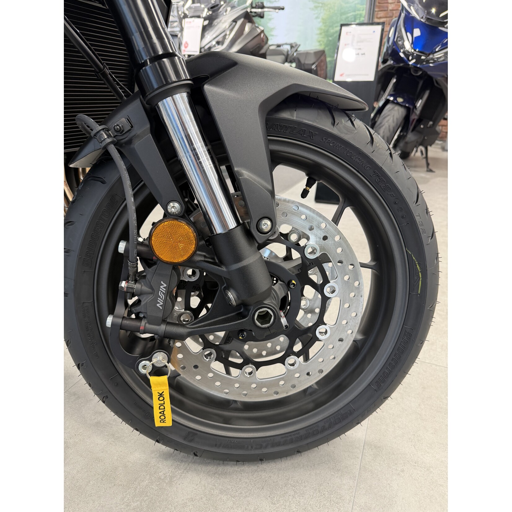 Roadlok ROADLOK XRA-C100R Geïntegreerd schijfremslot voor Honda 100 mm radiale remklauwen met offset-brug, rechterzijde, geanodiseerd