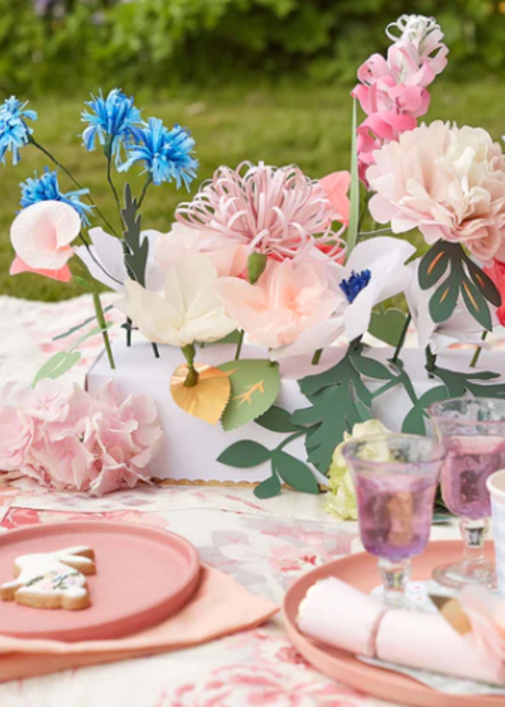 Meri Meri Bloemdecoratie hazel gardiner spring table centerpiece
