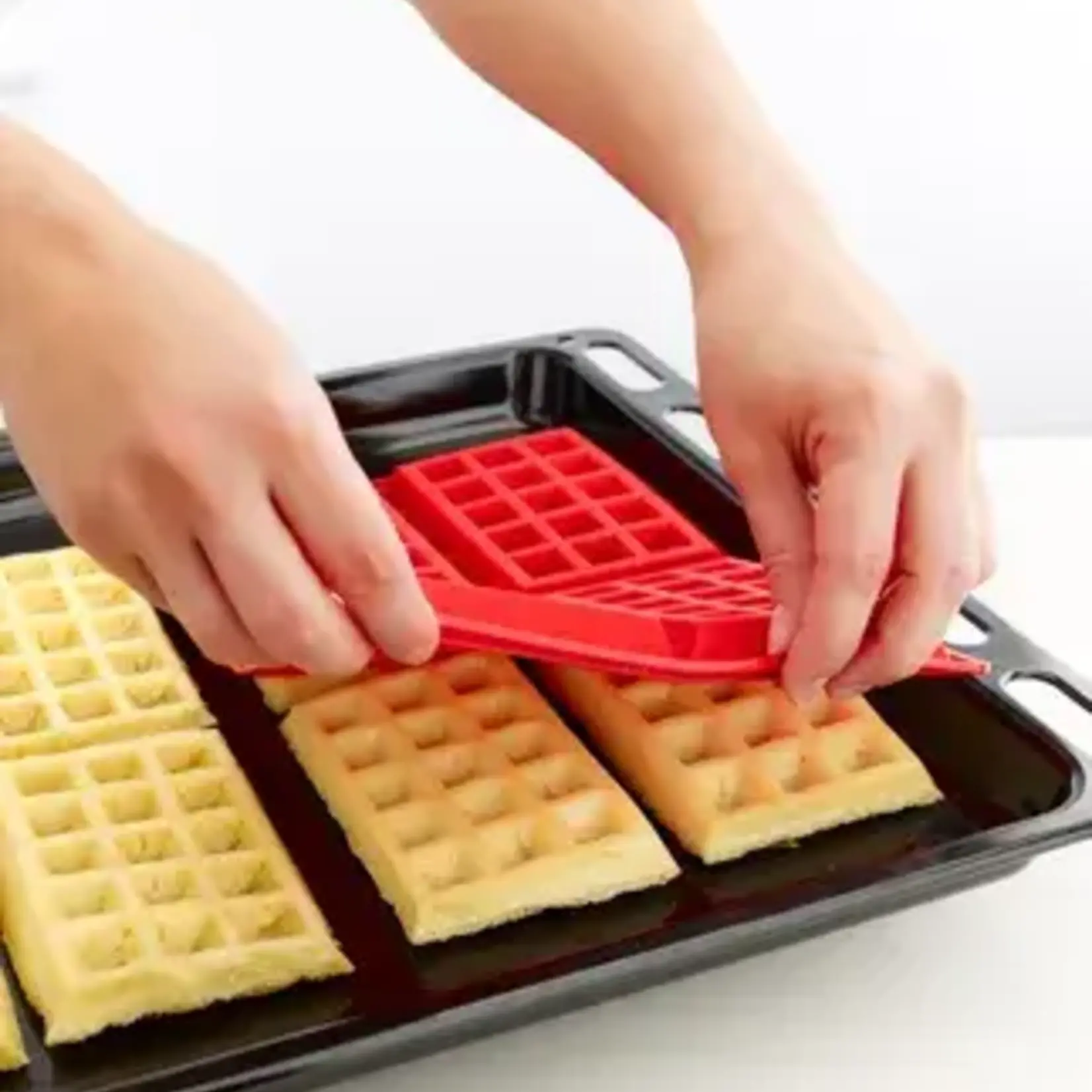 LEKUE LEKUE  SET VAN 2 BAKVORMEN UIT SILICONE VOOR 4 WAFELS ROOD