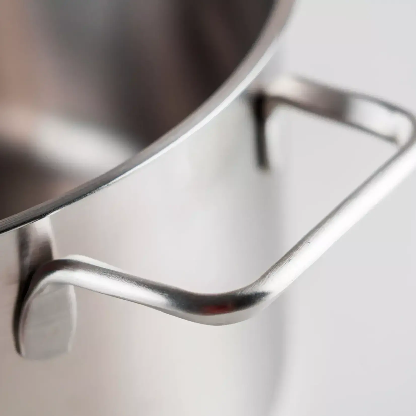 LATT HOME LATT VITA RVS KOOKPAN 28CM GLAZEN DEKSEL EN AFGIETHULP