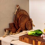 BOWLS&DISHES PURE ACACIA WOOD SERVEERPLANK MET SAPGOOT ROND 50CM