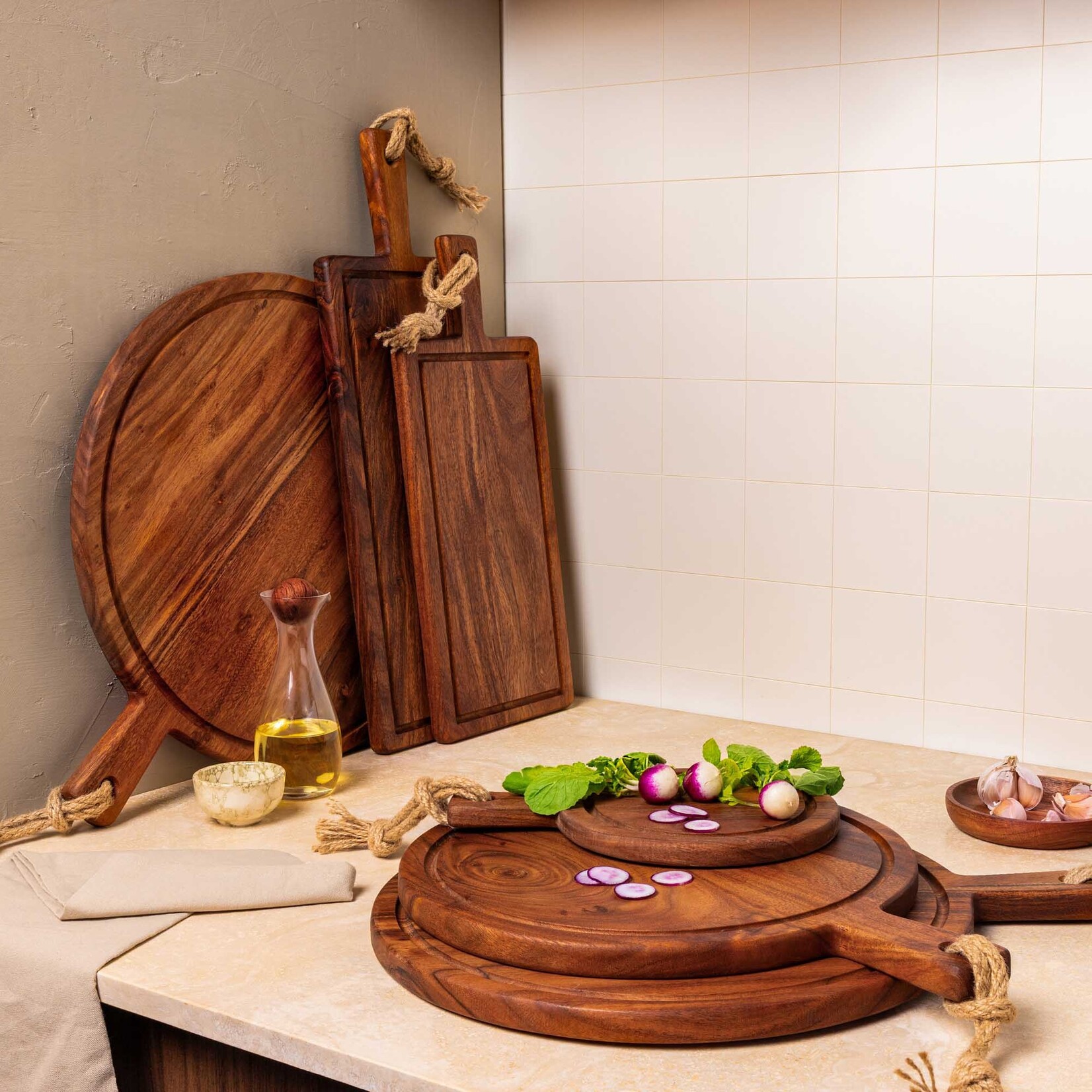 BOWLS&DISHES PURE ACACIA WOOD SERVEERPLANK MET SAPGOOT RECHT 59X20X2CM