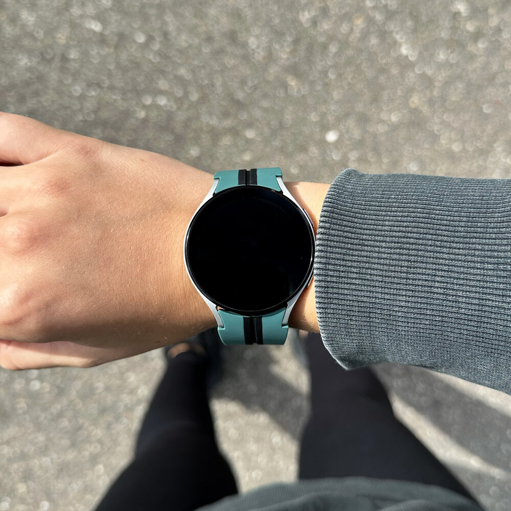 Strap-it Strap-it Samsung Galaxy Watch 6 - 40mm Silicone D-Buckle Strap (Green/Black) Strap-it Strap-it Samsung Galaxy Watch 6 - 40mm Silicone D-Buckle Strap (Green/Black)