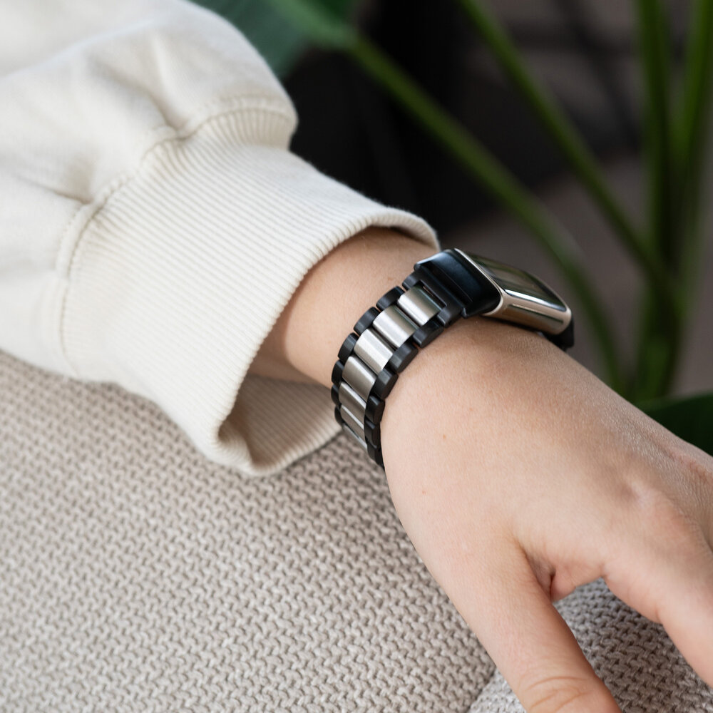 Strap-it Strap-it Fitbit Charge 6 Steel Strap (Black/Silver) Strap-it Strap-it Fitbit Charge 6 Steel Strap (Black/Silver)