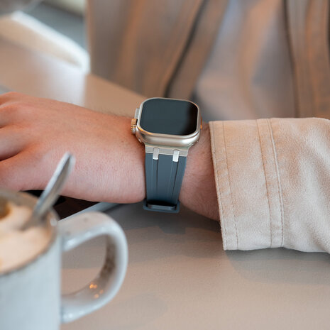 Strap-it Strap-it Apple Watch Luxury Liquid Silicone Strap (Dark Grey/Titanium) Strap-it Strap-it Apple Watch Luxury Liquid Silicone Strap (Dark Grey/Titanium)