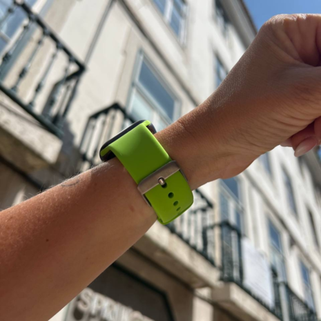 Strap-it Strap-it Apple Watch Silicone Strap with Buckle (Green)