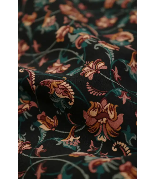 Lofty Manner Top Sloane Lotus Flower