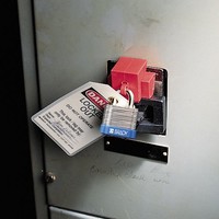 Oversized breaker lockout device 065329-065321