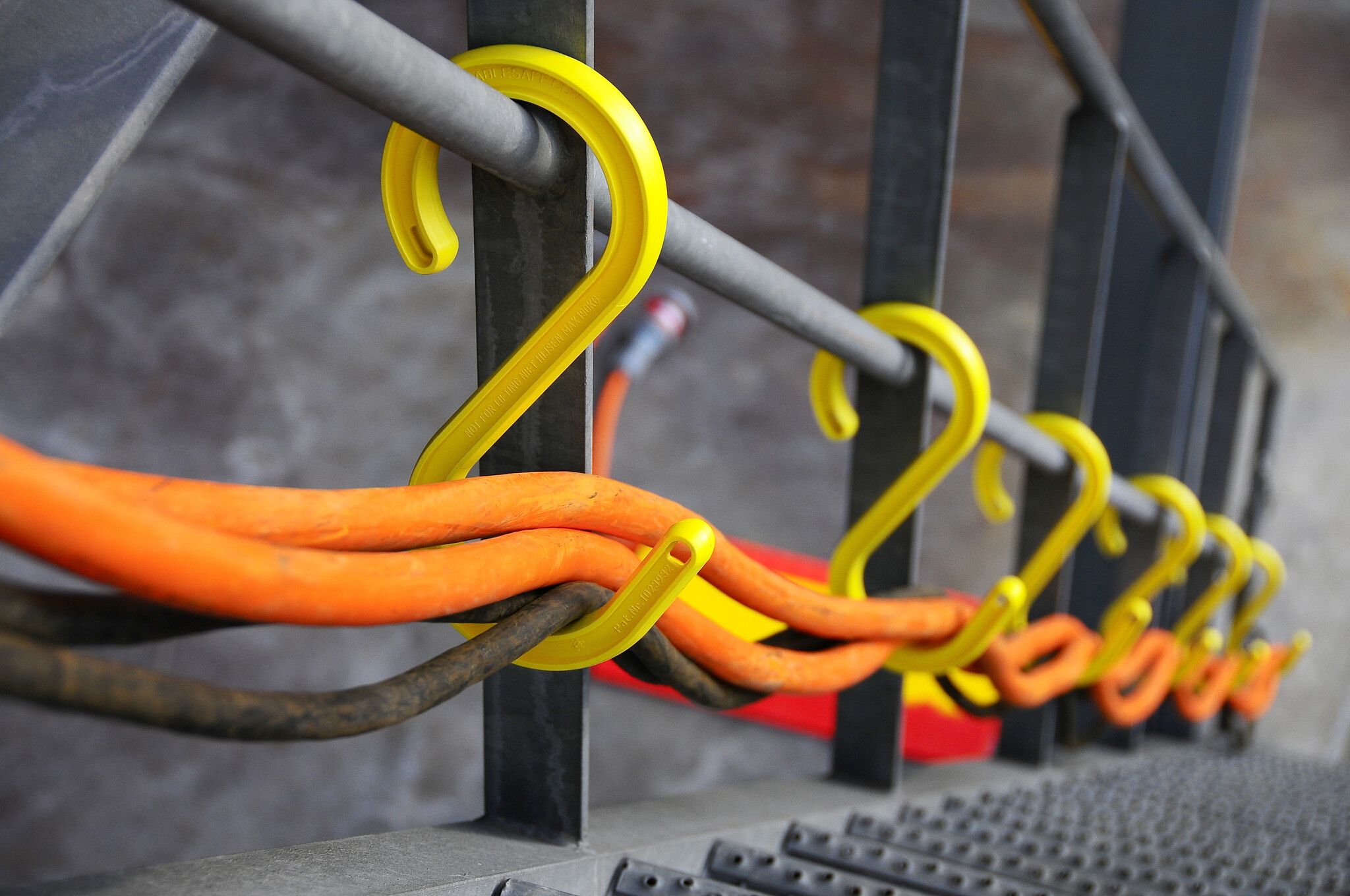 Safety cable hooks, organisation of your cables