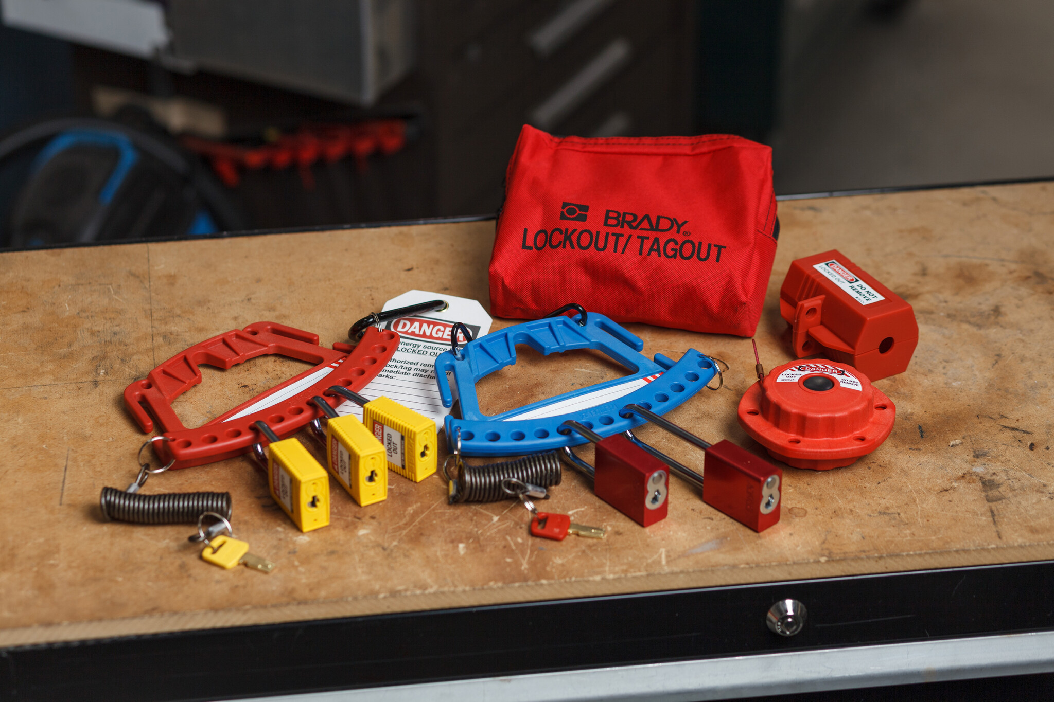 Lockout kits en lockout tassen samenstellen voor veilig onderhoud aan machines