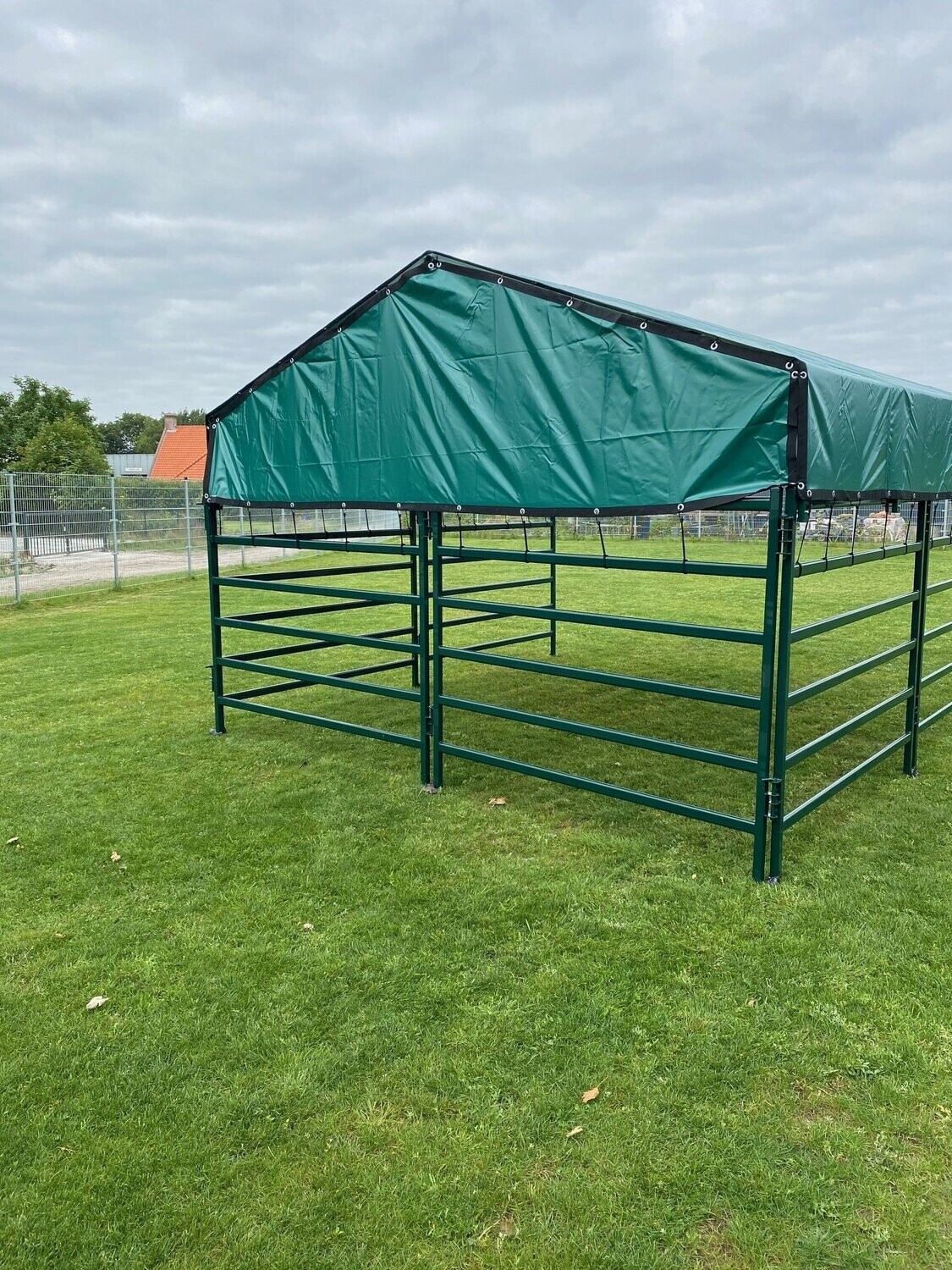 Animal Fences Mobiele schuilstal 160L 425x425x280 cm - incl. dak- en nokzeil