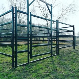 Voorzijde mobiele schuilstal afgesloten 160L of 160XL met toegangsdeur