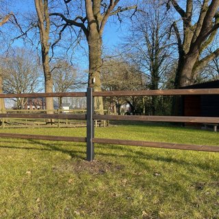 Luxe en landelijke omheining met antraciet gecoate betonpaal