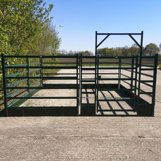 Ruime mobiele stal 4.25 x 4.25 meter groen 160 cm.