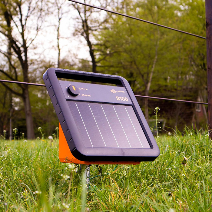 Gallagher S100 solar schrikdraadapparaat inclusief batterij (12 V - 7,2 Ah) + Gratis Stander