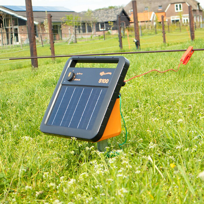 Gallagher S100 solar schrikdraadapparaat inclusief batterij (12 V - 7,2 Ah) + Gratis Stander