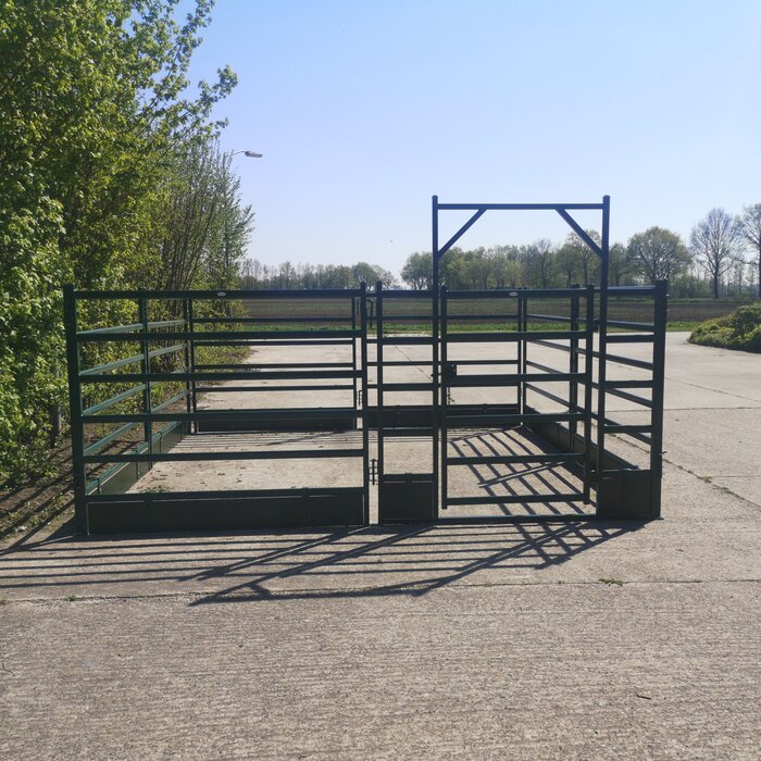 Ruime mobiele stal 4.25 x 4.25 meter groen 160 cm.