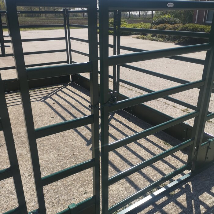 Ruime mobiele stal 4.25 x 4.25 meter groen 160 cm.