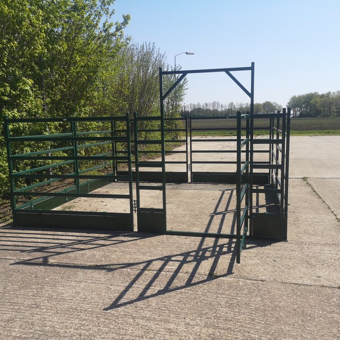 Ruime mobiele stal 4.25 x 4.25 meter groen 160 cm.