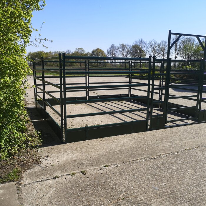 Ruime mobiele stal 4.25 x 4.25 meter groen 180 cm.