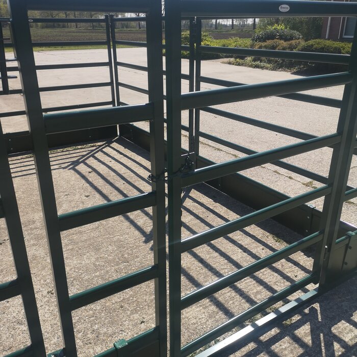 Ruime mobiele stal 4.25 x 4.25 meter groen 180 cm.