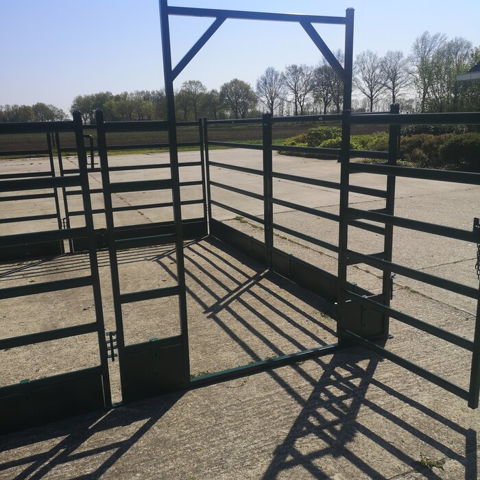 Ruime mobiele stal 4.25 x 4.25 meter groen 180 cm.