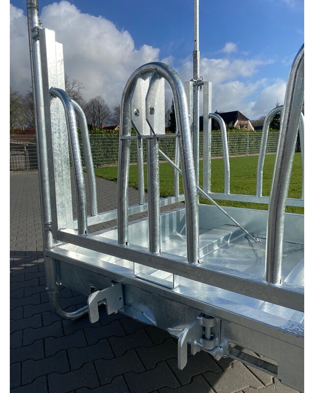 Animal Fences Grote en zeer robuuste hooiruif met zweeds voerhek 8 voerplaatsen 150*150 cm.