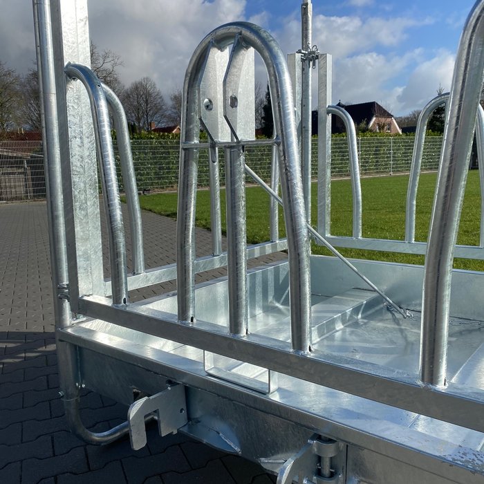 Animal Fences Grote en zeer robuuste hooiruif met zweeds voerhek 8 voerplaatsen 150*150 cm.