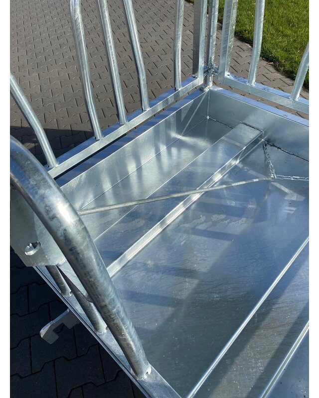 Animal Fences Grote en zeer robuuste hooiruif met zweeds voerhek 8 voerplaatsen 150*150 cm.