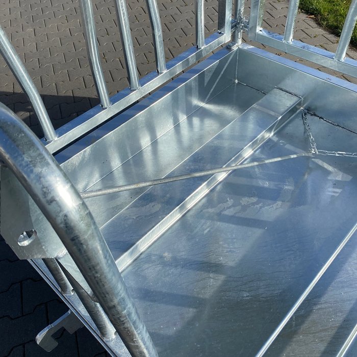 Animal Fences Grote en zeer robuuste hooiruif met zweeds voerhek 8 voerplaatsen 150*150 cm.